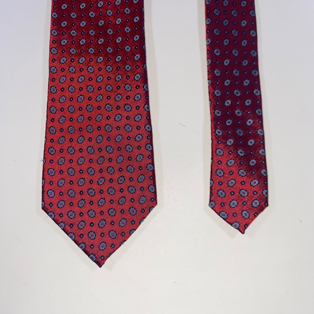 Bruno Piattelli Mens Red Blue Geometric Medallion 100% Silk Hand Made Necktie